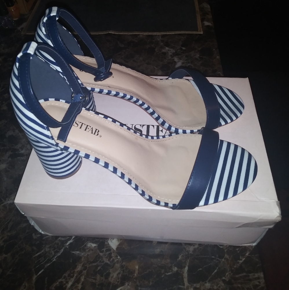 BRAND NEW NAVY BLUE AND WHITE STRIPE PUMPS.